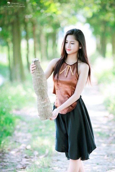 Nổi lên với biệt danh hot girl chân khoèo Hải Dương, Trần Thị Thanh Thư (18 tuổi, biệt danh Ngố Thư) hiện có lượng người theo dõi trên trang Facebook cá nhân cực khủng không thua kém gì các hot girl, với hơn 500.000 follow. Ảnh: Trần Toản.